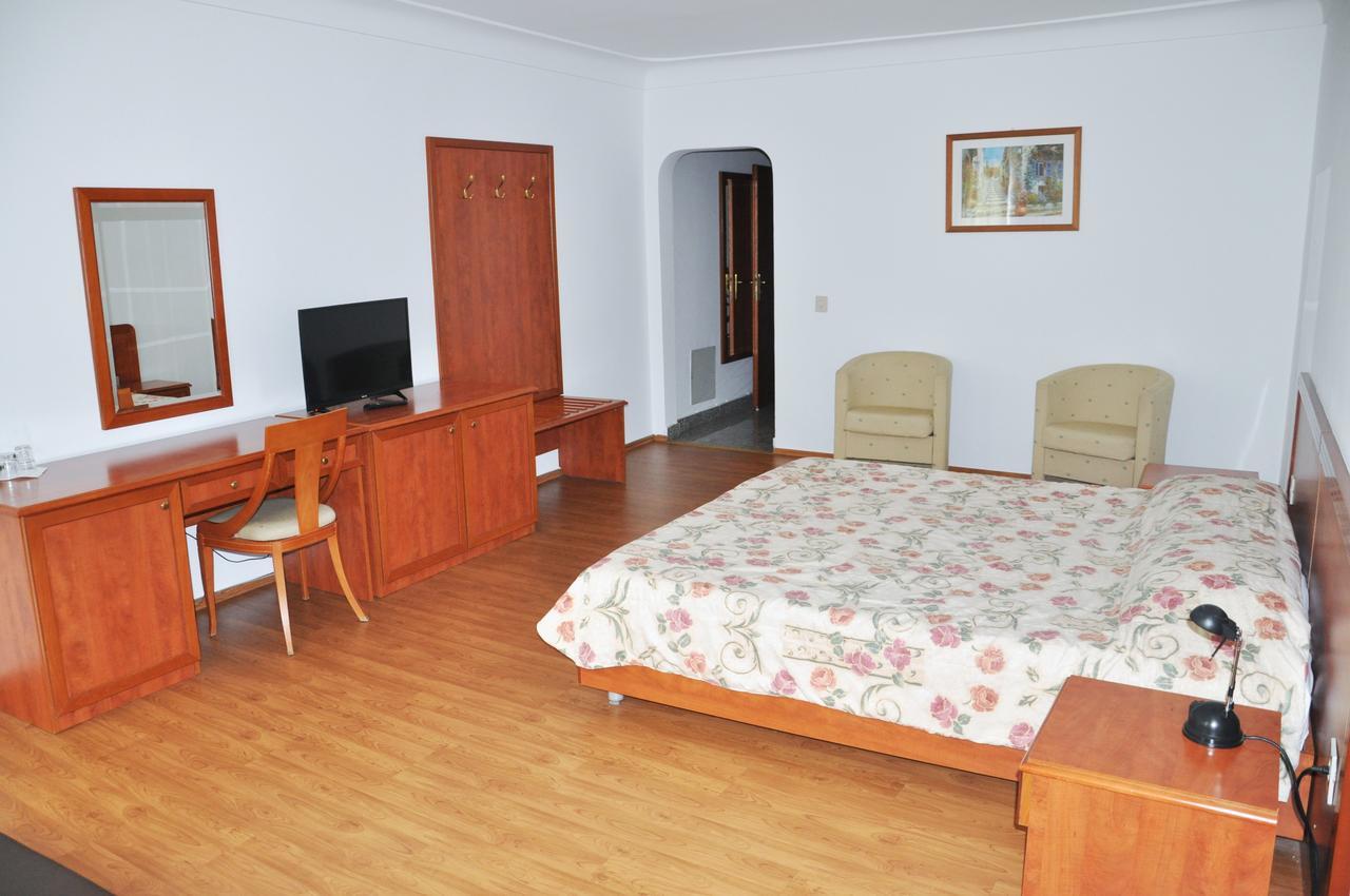 Hotel Gold Inn Peje Exterior photo
